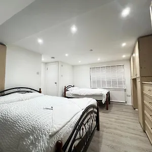 Guest house Stayeasy En-suite, London