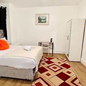 Bed & Breakfast City Excel, London