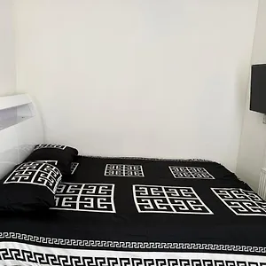 Bed & Breakfast Y2, London